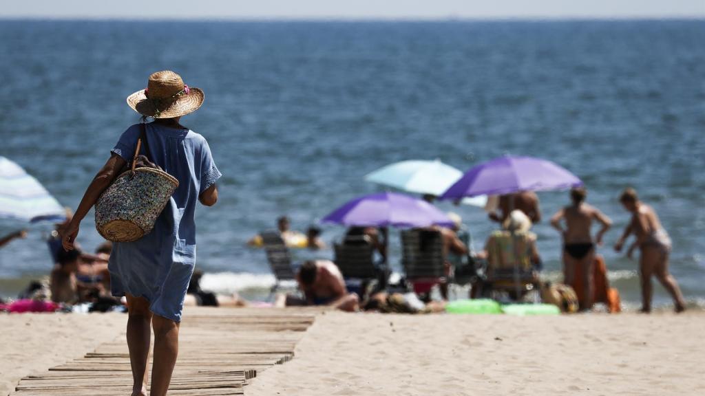 Turistas en la playa de Benidorm el pasado verano.