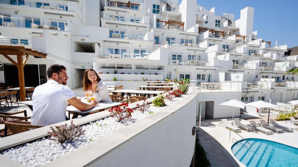 Una pareja disfruta de su estancia en 'Dormio Resort Costa Blanca'.