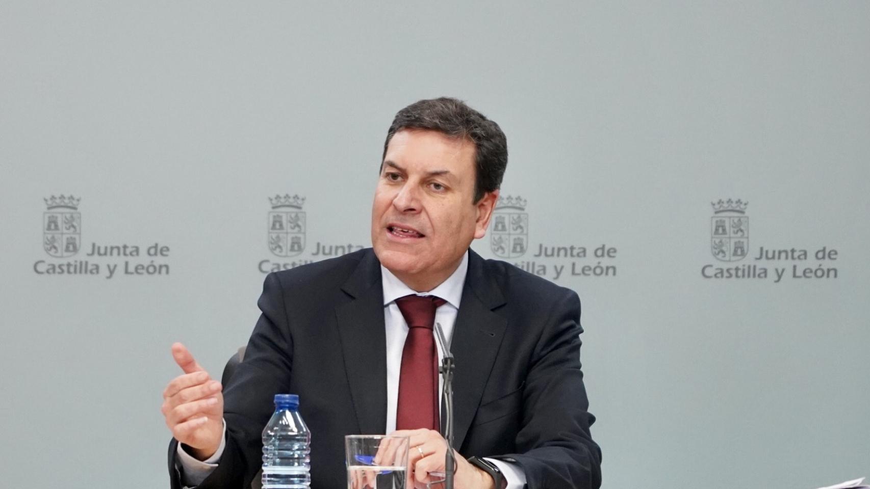El consejero de Economía y Hacienda y portavoz, Carlos Fernández Carriedo, comparece en rueda de prensa posterior al Consejo de Gobierno.