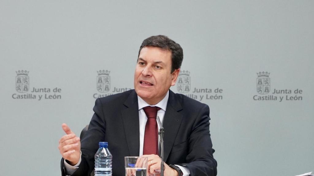 El consejero de Economía y Hacienda y portavoz, Carlos Fernández Carriedo, comparece en rueda de prensa posterior al Consejo de Gobierno.