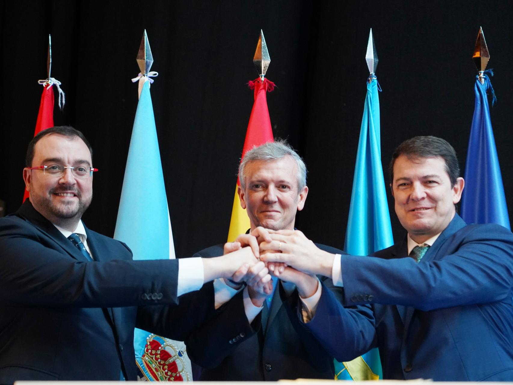 El presidente de Asturias, Adrián Barbón, el de Galicia, Alfonso Rueda, y el de Castilla y León, Alfonso Fernández Mañueco, durante el foro sobre el Corredor Atlántico.