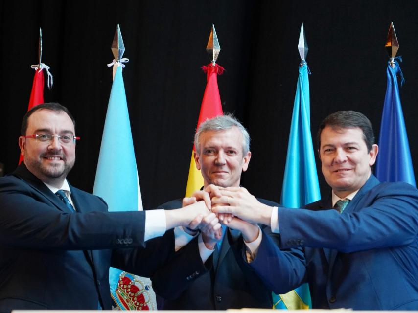 El presidente de Asturias, Adrián Barbón, el de Galicia, Alfonso Rueda, y el de Castilla y León, Alfonso Fernández Mañueco, durante el foro sobre el Corredor Atlántico.