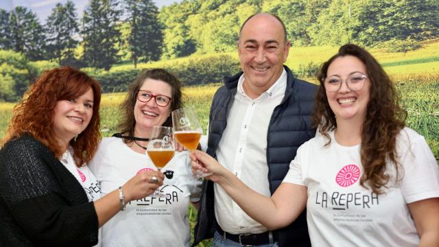 El presidente de la Diputación con unas emprendedoras.