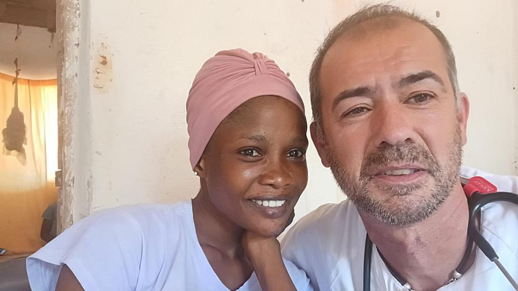 Óscar en Gambia junto a una mujer africana