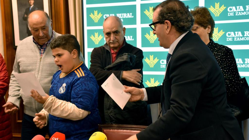 Uno de los ganadores de Caja Rural de Zamora recibiendo su premio