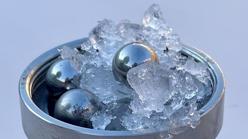 El hielo amorfo de densidad media (MDA) creado en un molino de bolas. Christoph Salzmann.
