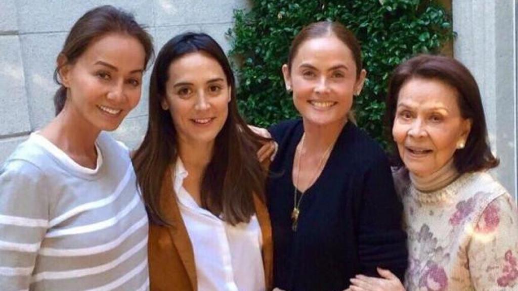 Isabel y Tamara Preysler con Joana y la desaparecida Beatriz Arrastia.