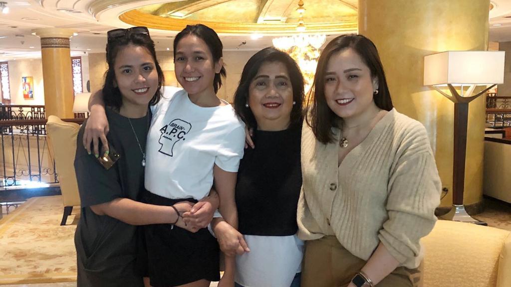 Marivic Guieb-Preysler con sus tres hijas en una imagen de sus redes sociales.