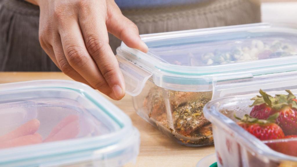 Estos son alimentos que nunca debes guardar en un recipiente de plástico