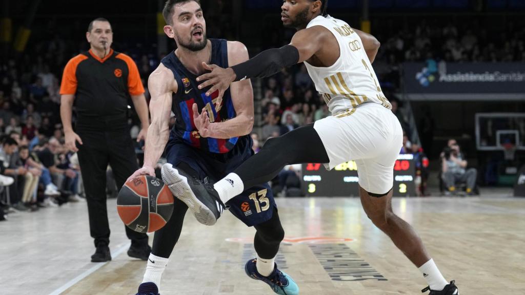 Tomas Satoransky intenta jugar un balón a la zona