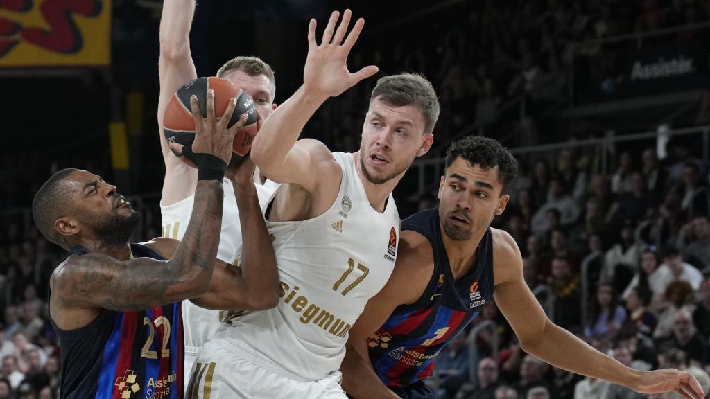 Cory Higgins se intenta levantar ante la defensa del Bayern de Múnich