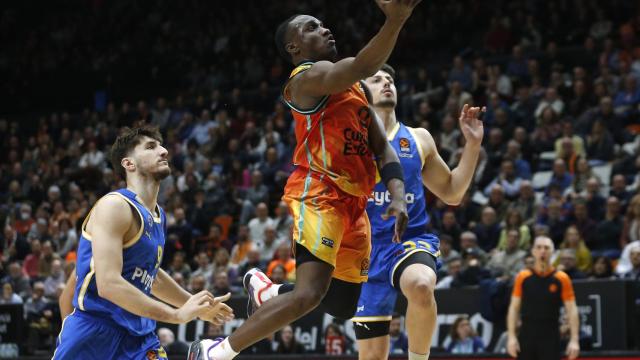 Jared Harper realiza una entrada a canasta contra Maccabi