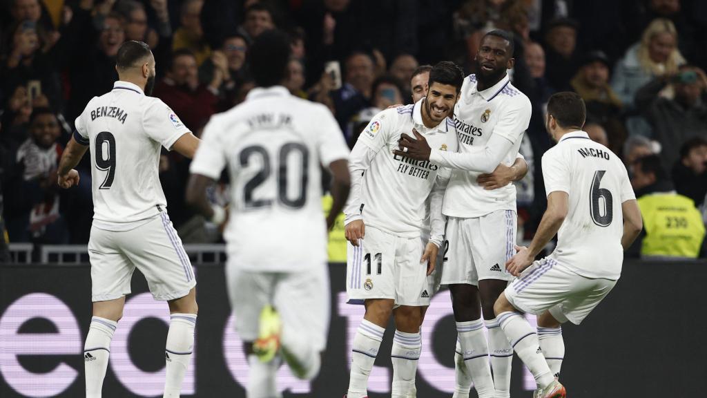 Los jugadores del Real Madrid celebran el primer gol del partido.