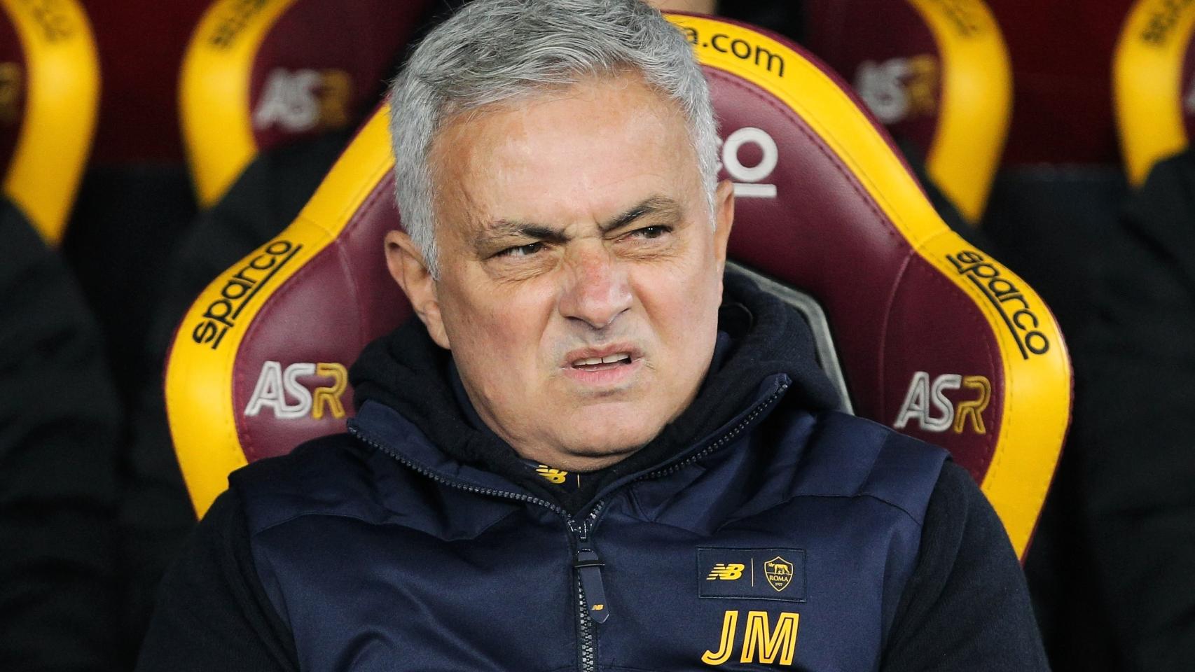 José Mourinho en el banquillo durante un partido con la Roma