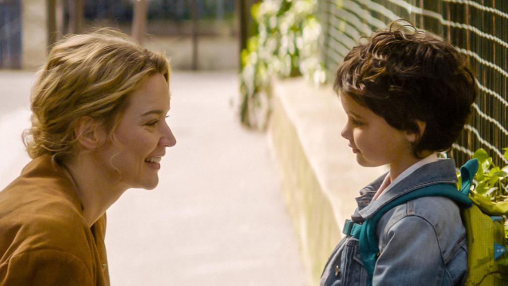 Virginie Efira (Rachel) con Callie Ferreira-Goncalves (Leila), en un momento de 'Los hijos de otros'