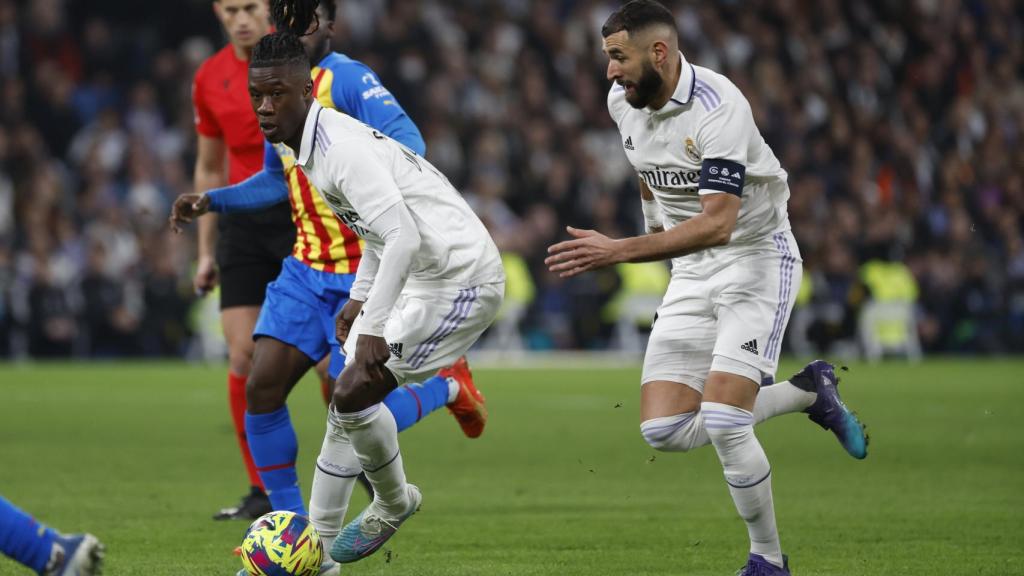Camavinga, en acción ofensiva junto a Benzema.
