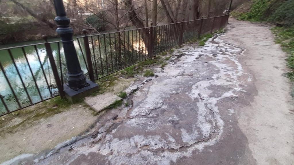 Cuenca en Marcha alerta de filtración de aguas fecales en el Paseo del Júcar