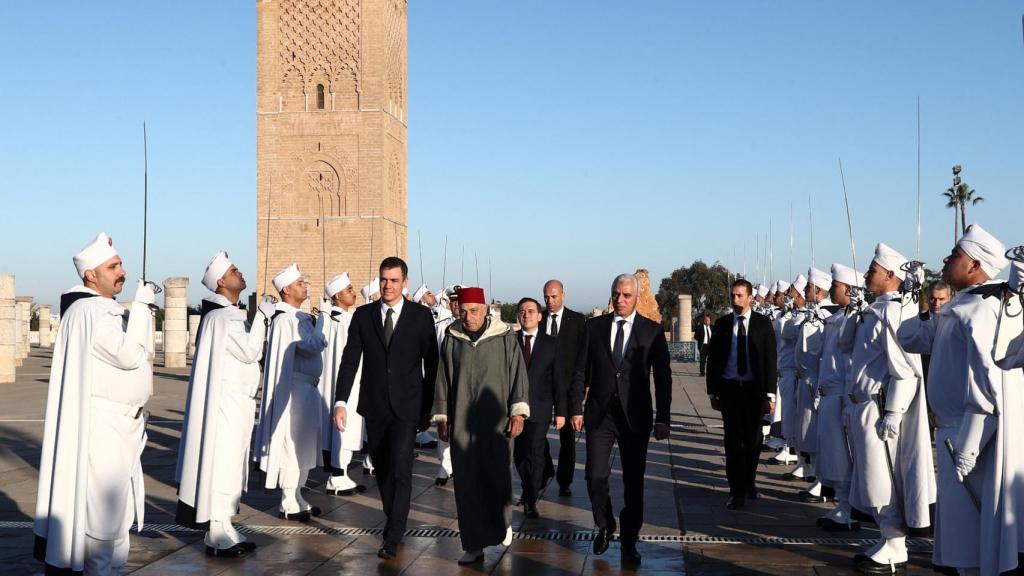 El presidente Sánchez, junto a una comitiva marroquí, al ir a visitar el mausoleo de Mohammed V, este jueves en Rabat.