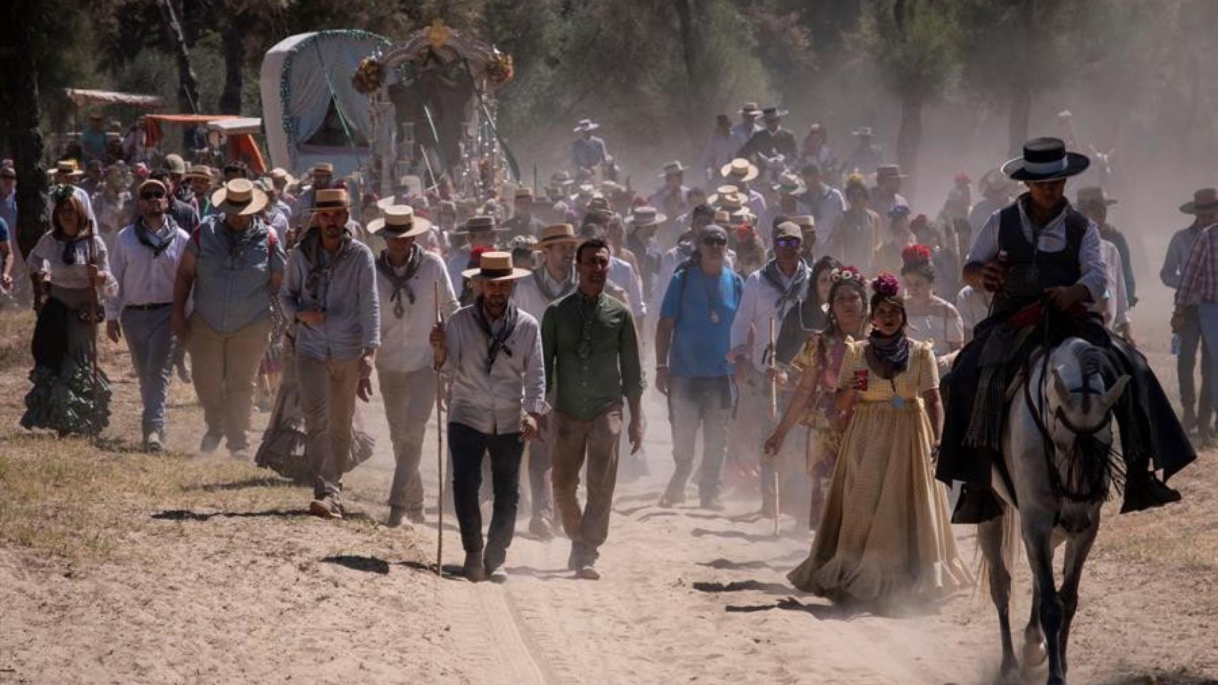 Rocieros cerca de Doñana durante el camino hacia El Rocío (Huelva)