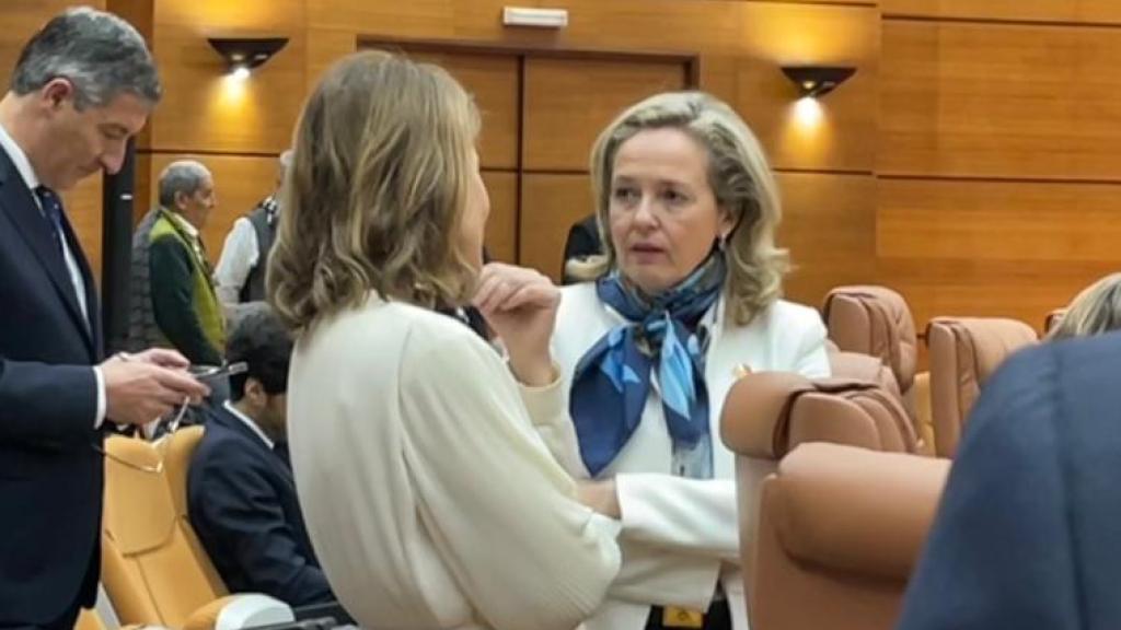 Nadia calviño, vicepresidenta económica, charla con Raquel Sánchez, ministra de Transportes, antes del plenario de la RAN, en Rabat.