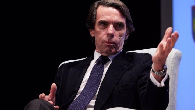 El presidente del Gobierno, José María Aznar, durante una charla en Tomares.