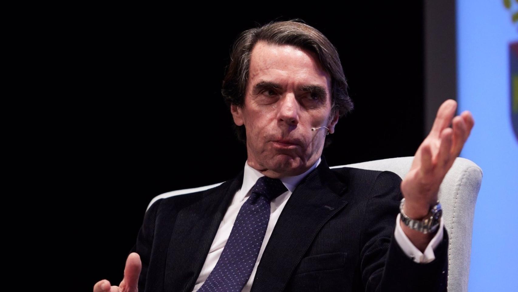 El presidente del Gobierno, José María Aznar, durante una charla en Tomares.