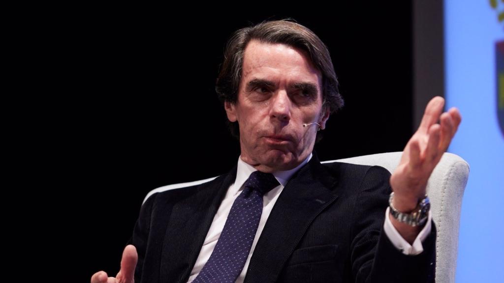 El presidente del Gobierno, José María Aznar, durante una charla en Tomares.
