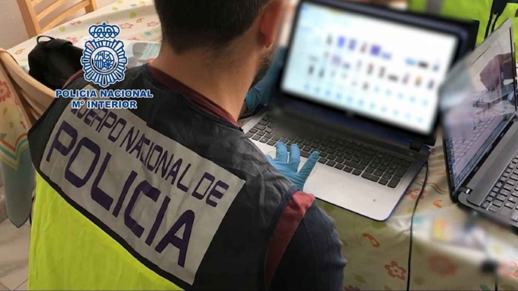 Imagen de archivo de un policía requisando material pedófilo.