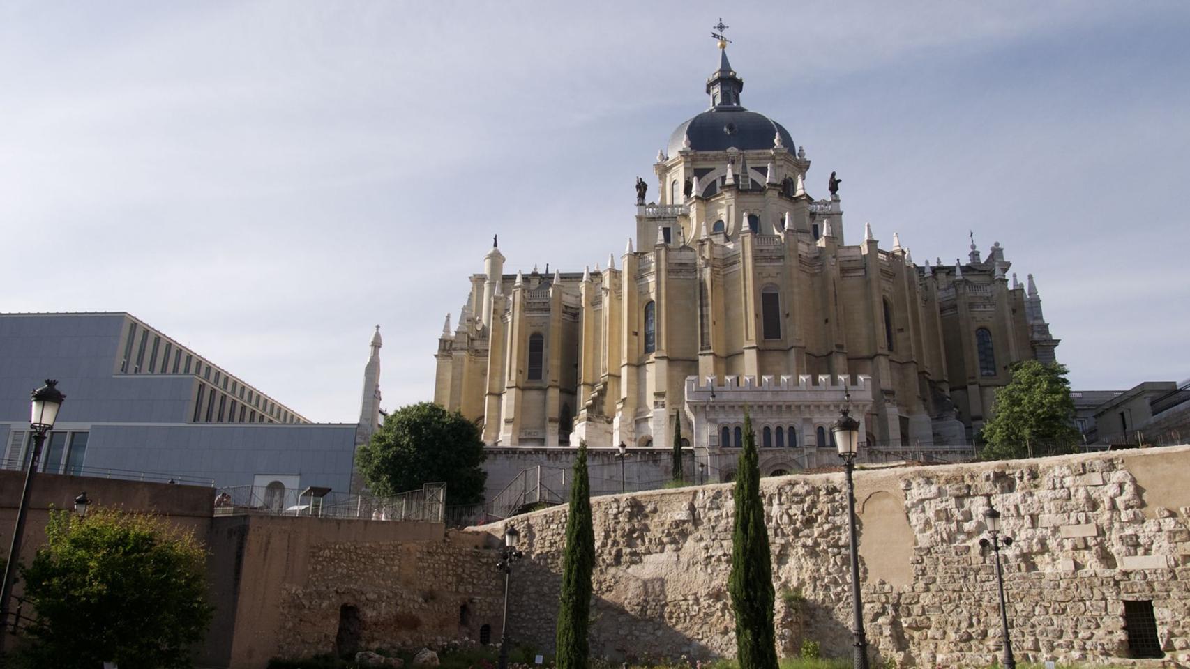 Muralla árabe, del siglo IX, en la Cuesta de la Vega, junto a la Catedral de la Almudena.