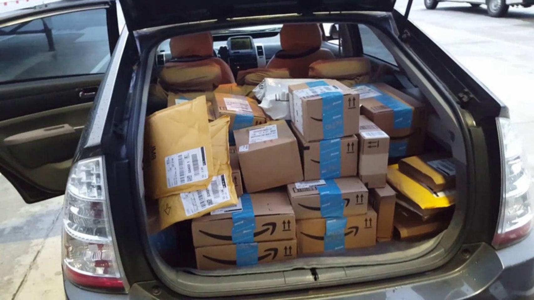 Un vehículo con paquetes de Amazon.