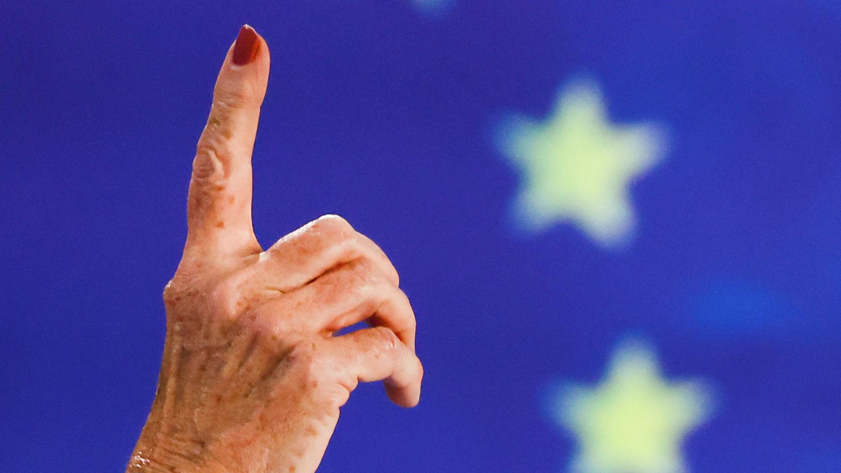 La mano de Christine Lagarde, presidenta del BCE, durante la rueda de prensa posterior a la reunión de febrero de la institución.