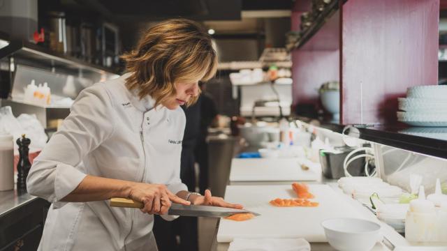 Fabiola Lairet, cortando el salmón en su restaurante Robata Madrid.