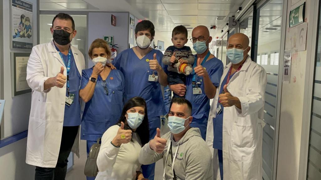 Pablo, sus padres y varios de los médicos del Materno Infantil de Málaga.