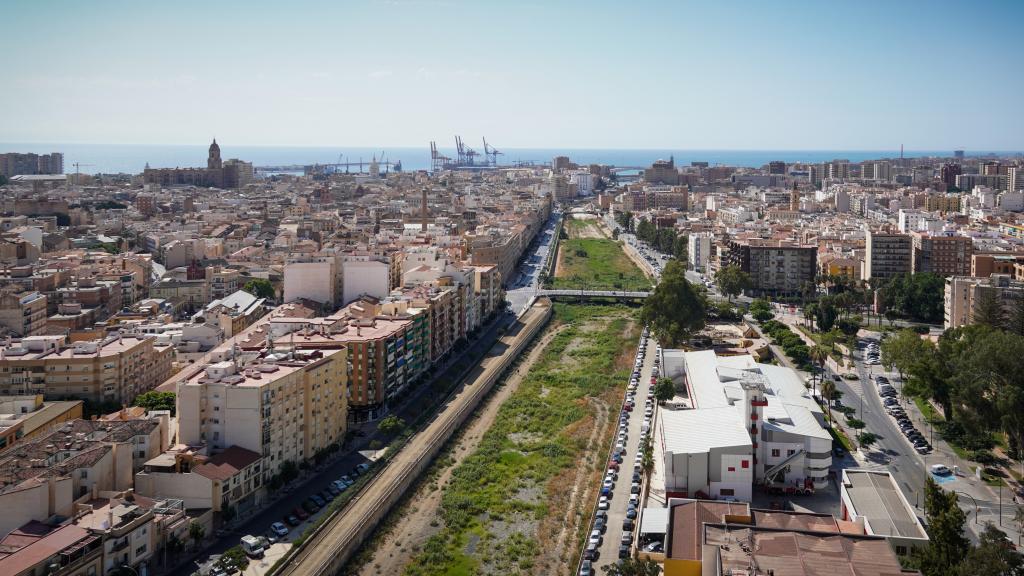 Vista del cauce del Guadalmedina en Málaga y de los viales existentes en sus dos márgenes.