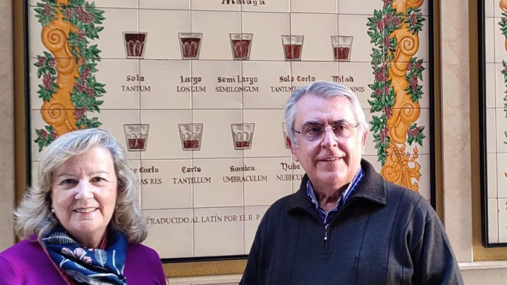 Imagen de archivo de Rafael Prado, junto a su mujer y el tradicional mosaico con los cafés de Málaga.