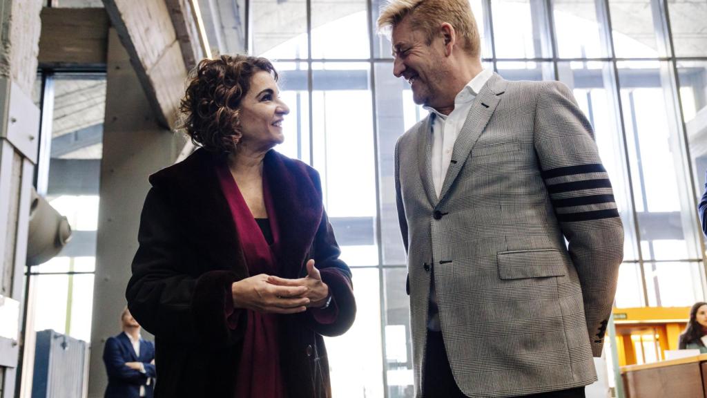 La ministra de Hacienda y Función Pública, María Jesús Montero, y el presidente de SEAT, Wayne Griffiths, conversan a su llegada a la presentación de ‘Future, Fast Forward’.