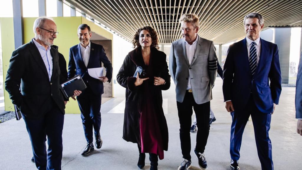 El director de Relaciones Institucionales de Seat, Ciriaco Hidalgo; la ministra de Hacienda y Función Pública, María Jesús Montero (c); el presidente de Seat, Wayne Griffiths, y el presidente de Gestamp, Francisco Riberas.