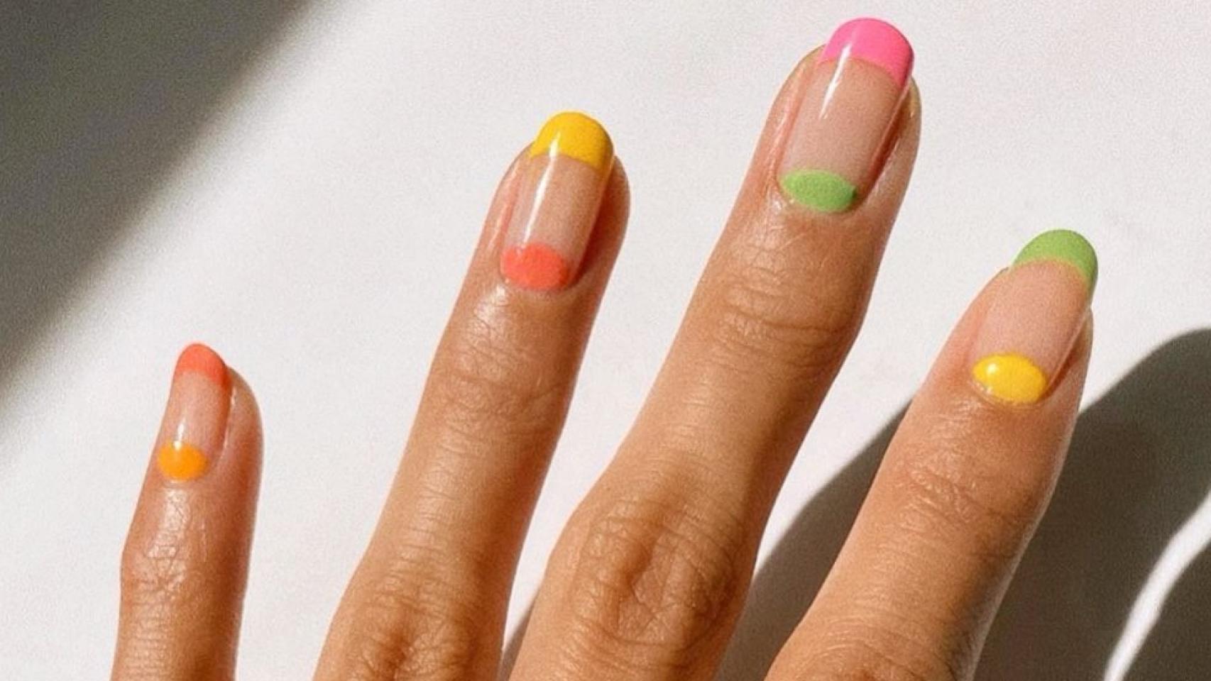 Detalle de una manicura media luna.