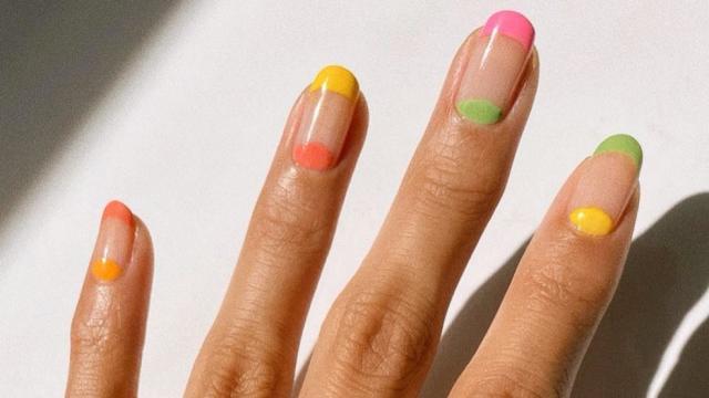 Detalle de una manicura media luna.