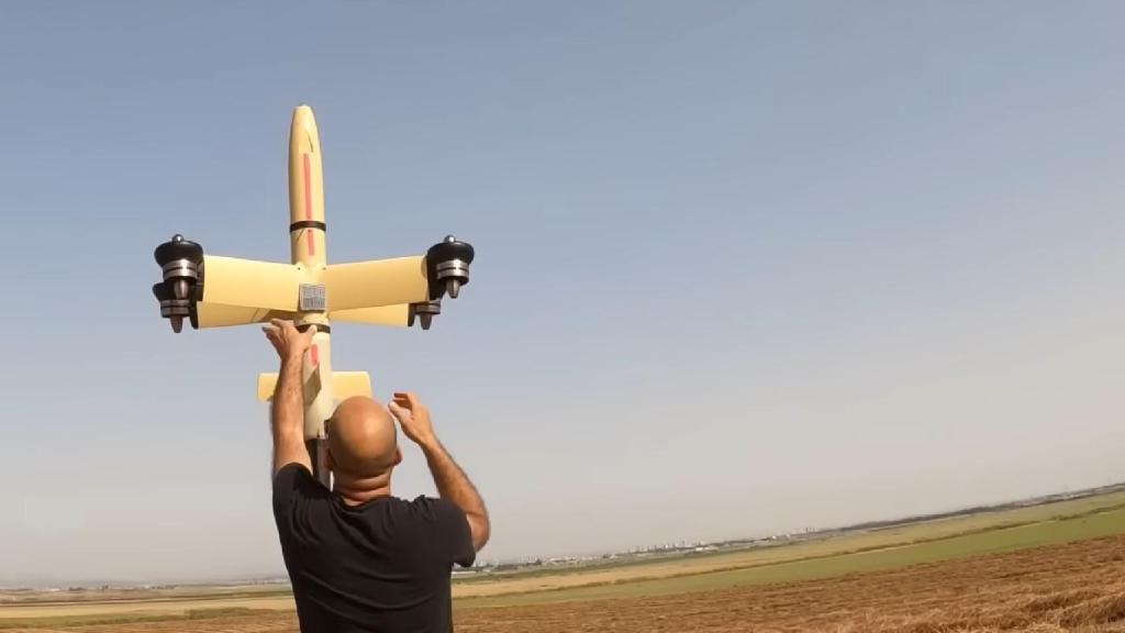 El dron se lanza directamente con la mano