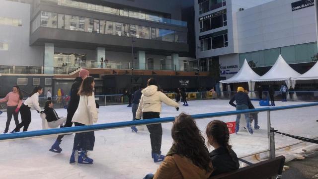 Gente patinando en la pista de hielo de Matogrande, en A Coruña.