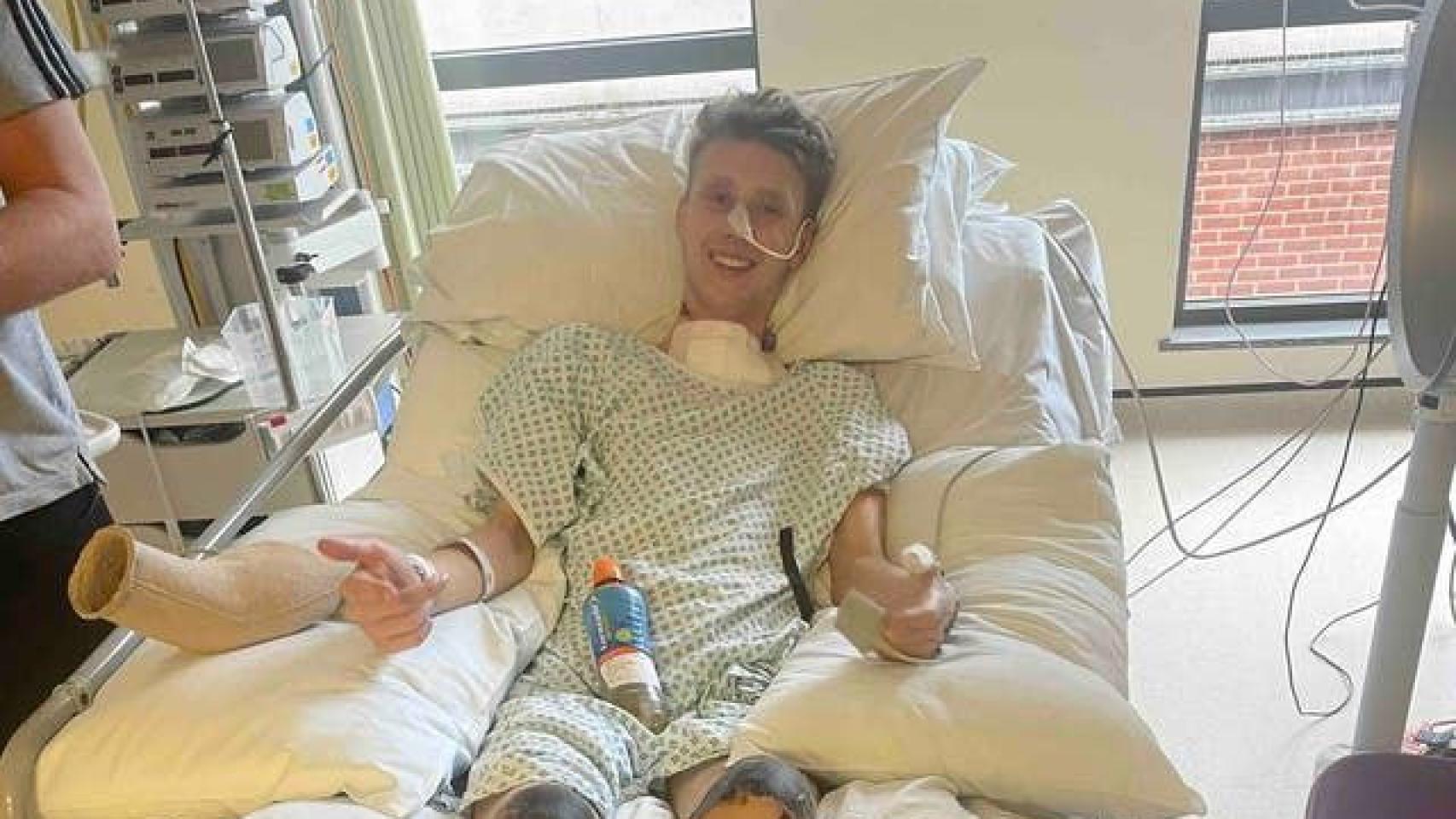 Levi Dewey en el hospital.