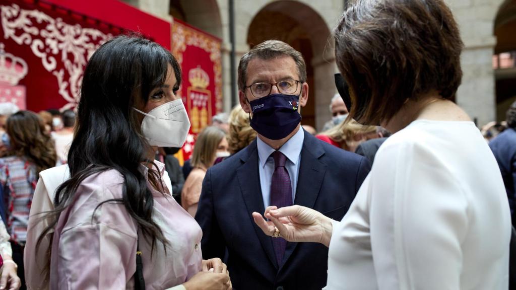 Begoña Villacís y Alberto Núñez Feijóo, durante la toma de posesión de Díaz Ayuso, en junio de 2021.