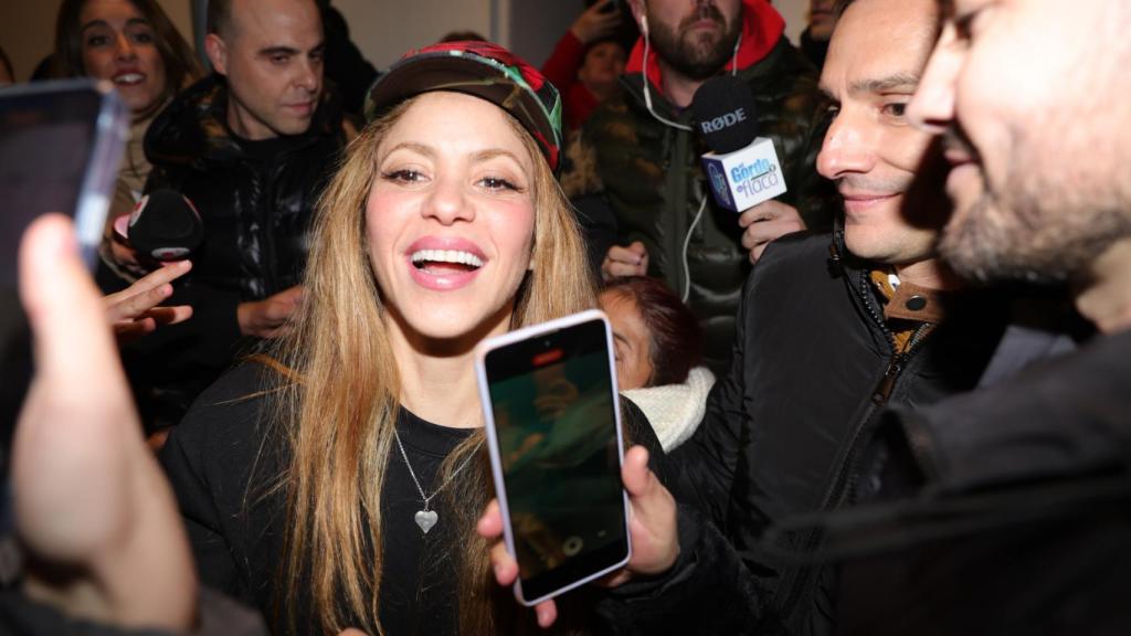 La cantante, rodeada de fans a las puertas de su casa.