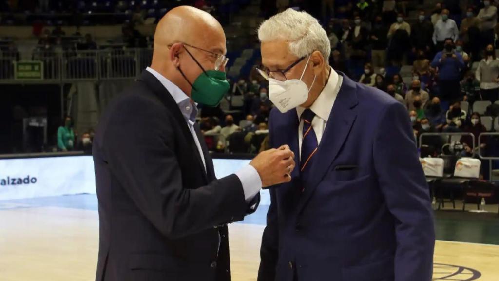 Alfonso Queipo de Llano, recibiendo la Insignia de Oro concedida por el Club Unicaja en diciembre de 2021.