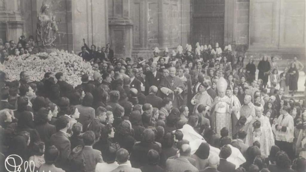 Participación de la banda de Bomberos en una procesión de la Virgen de la Victoria.