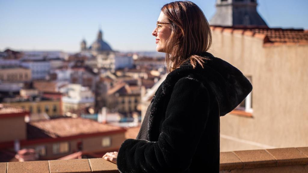 La candidata a la alcaldía de Más Madrid luce orgullosa su embarazo a punto de salir de cuentas.