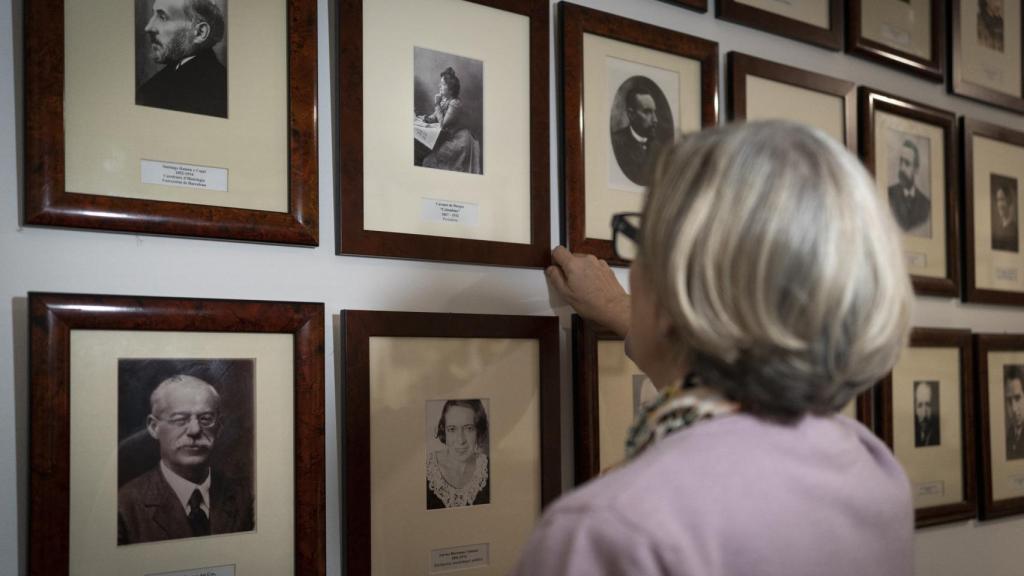 Mar Sánchez Bergua, Gran Maestra de la Gran Logia Femenina de España, frente al retrato de Carmen de Burgos y otros ilustres masones Españoles