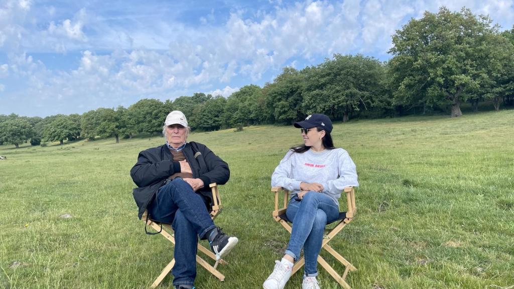 Carlos Saura con su hija Anna Saura, durante el rodaje de 'Las paredes hablan'