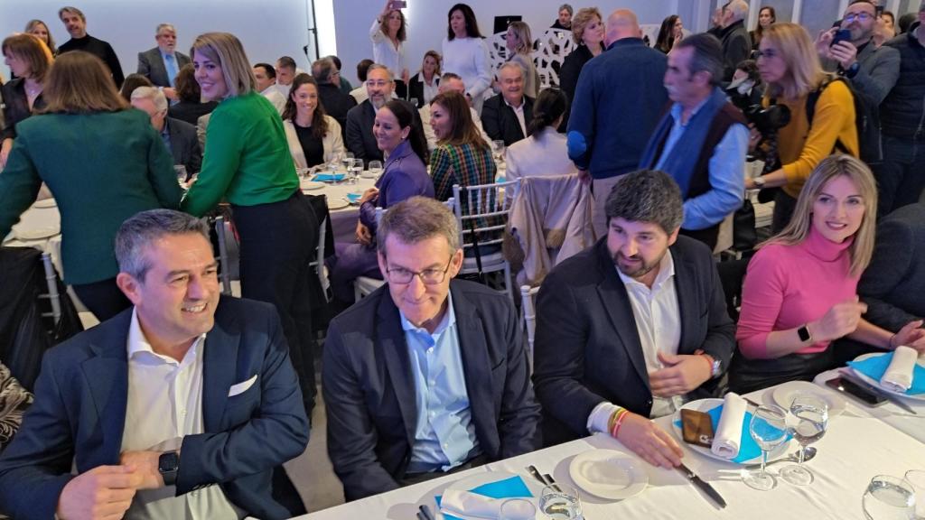 El candidato del PP a la alcaldía de Alcantarilla, Joaquín Buendía, el presidente del PP, Alberto Núñez Feijóo, y el jefe del Ejecutivo de la Región de Murcia, Fernando López Miras, este viernes, en la comida con militantes y simpatizantes.